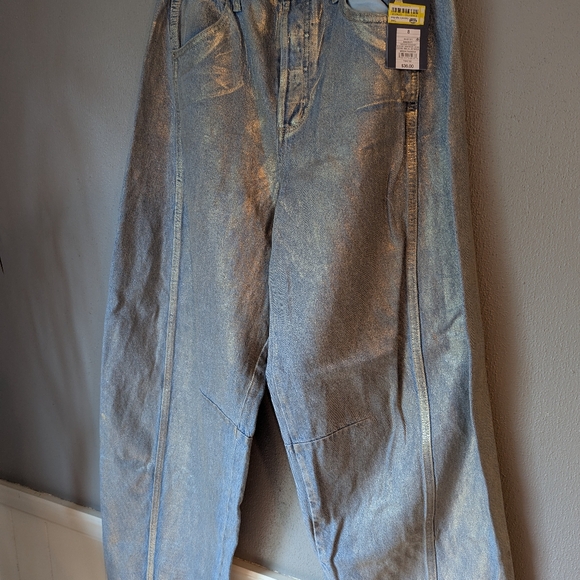 Universal Thread High-Rise Curved Leg Jeans - Gold Wash 8 - Picture 3 of 8